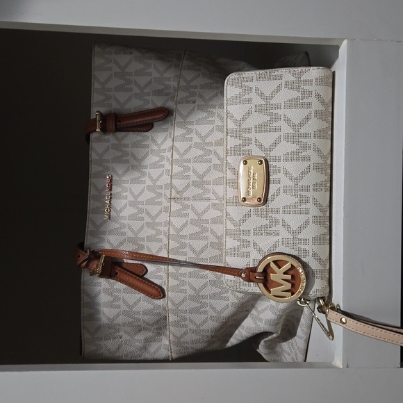 Michael Kors tote handbag with matching wallet - Picture 3 of 10